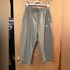 Nike Cropped Straight leg sweatpants